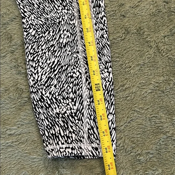 Athleta Ultimate Stash Textured Print 7/8 Leggings EUC Sz L Petite - Picture 6 of 8